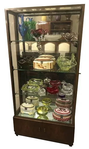 vitrine antiga com exibição de itens decorativos de vidro colorido