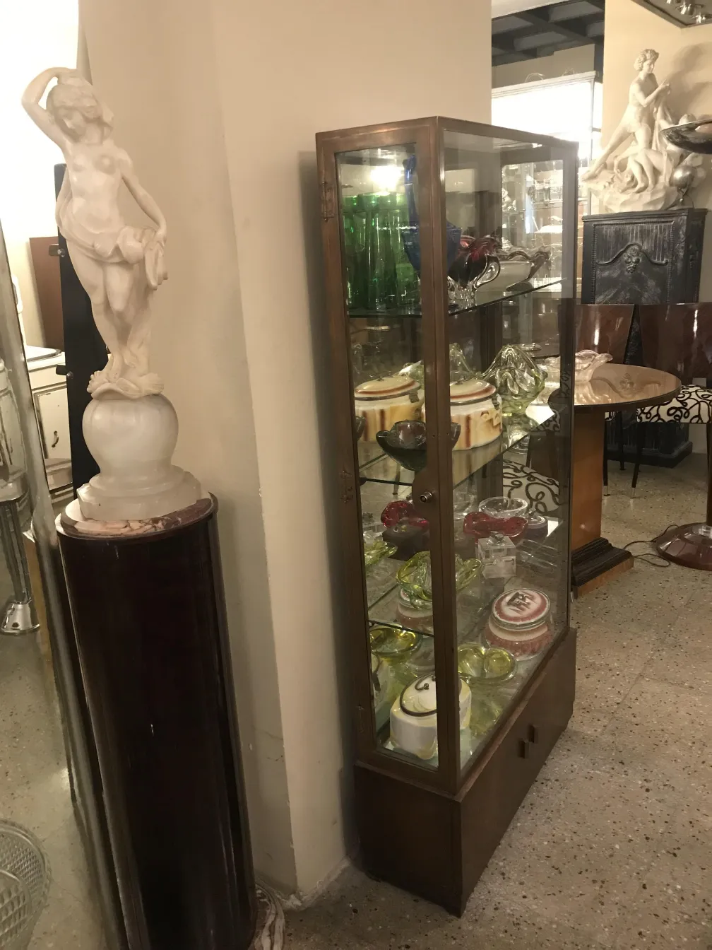 带有装饰细节和收藏品的古董陈列柜。