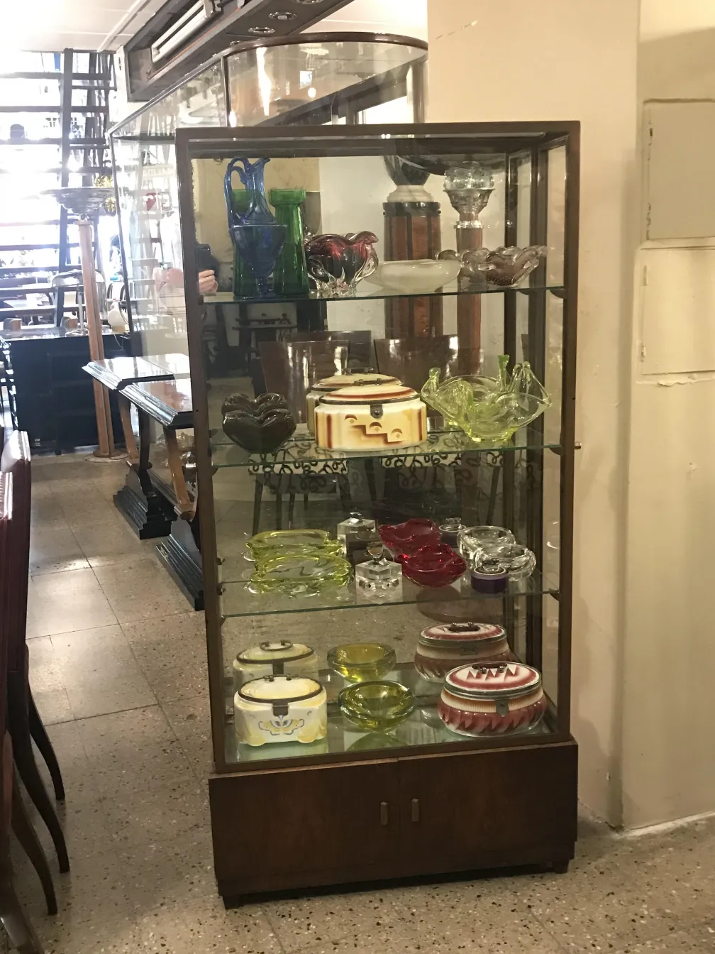 古董展示柜，配备各种装饰配件。展现多样化的内部物品。