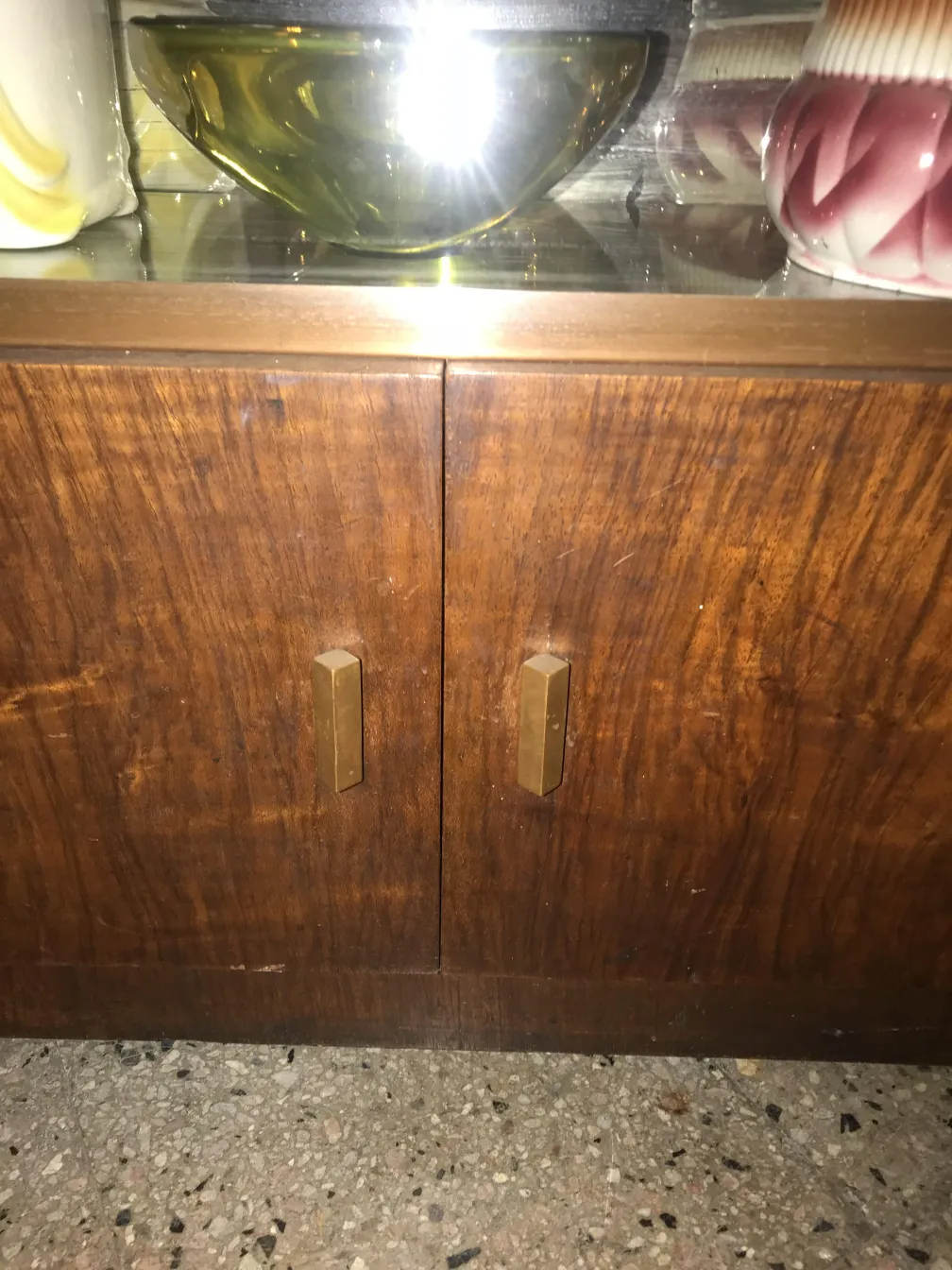 vetrina antica con due porte e decorazione superiore