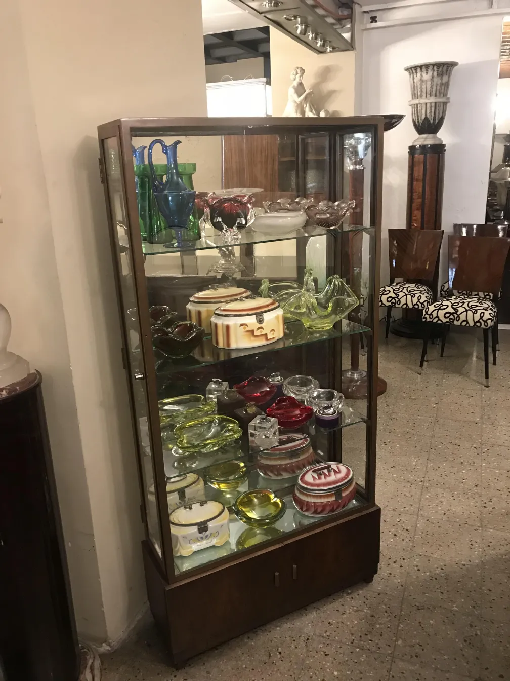 古董陈列柜展示装饰品，经典风格。