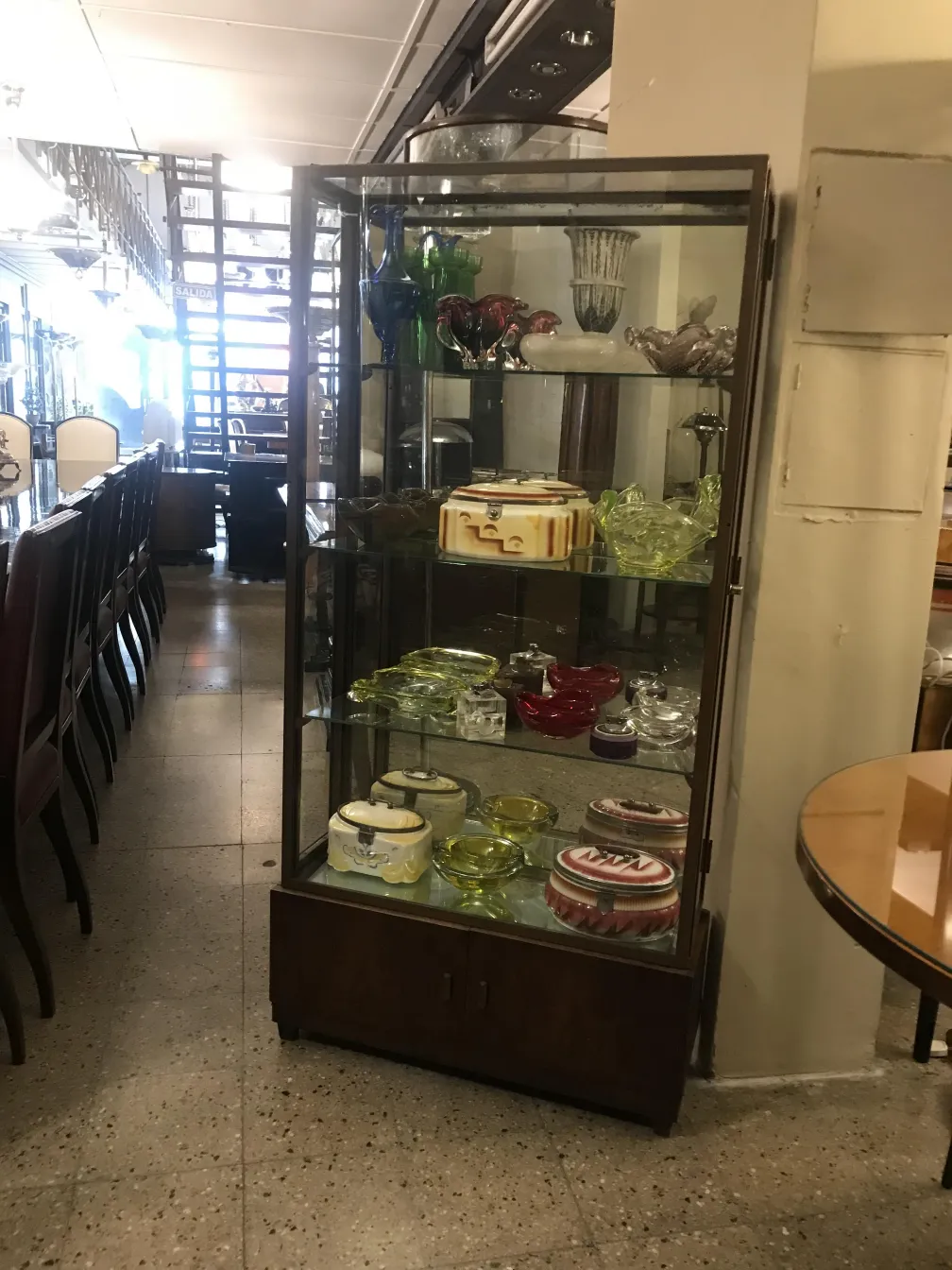 vitrina antigua en un entorno de tienda con objetos decorativos