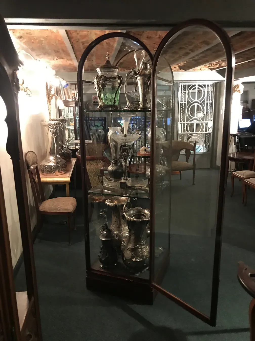 古董展示柜展出各类物品