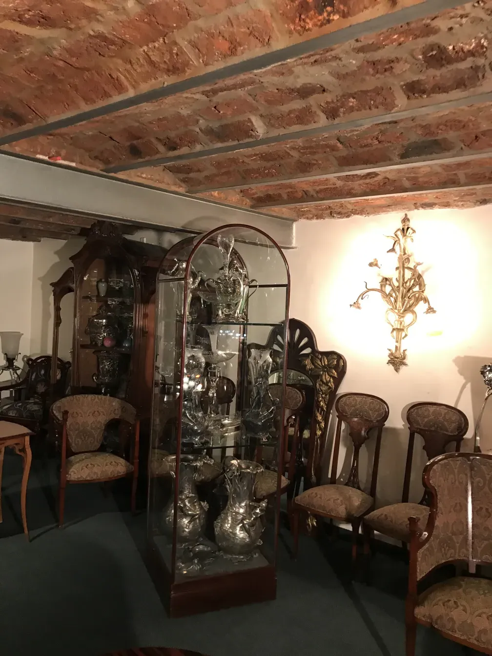 vitrine ancienne montrant divers objets décoratifs