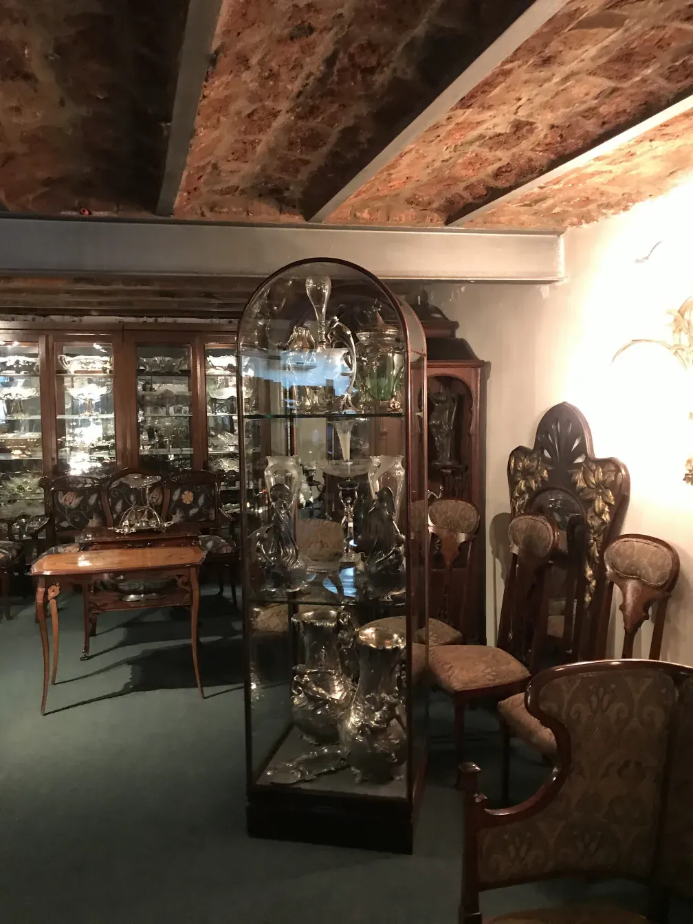 古董展示柜展示各种藏品