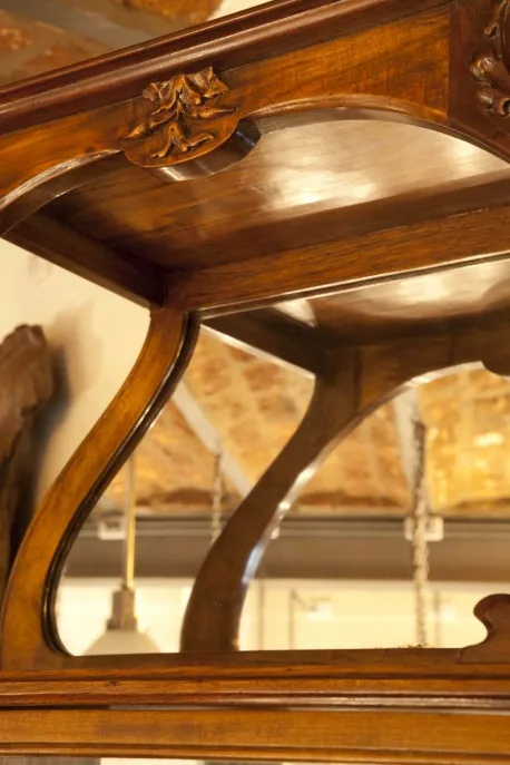 Detalhes de uma vitrine antiga com decorações, ambiente clássico