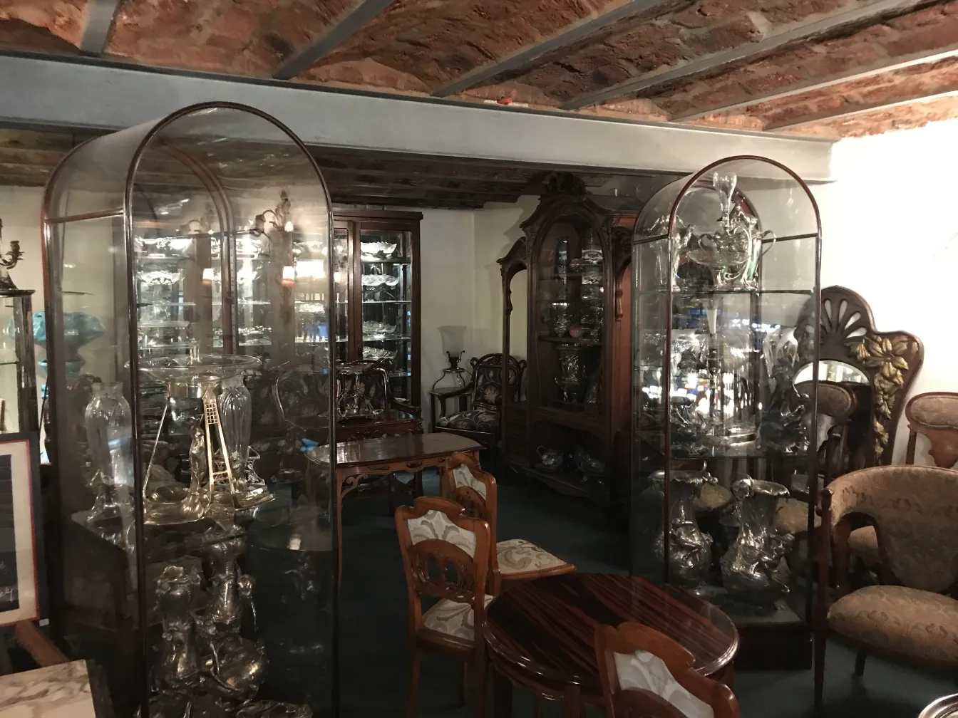 古董陈列柜展示装饰物品在一个房间里