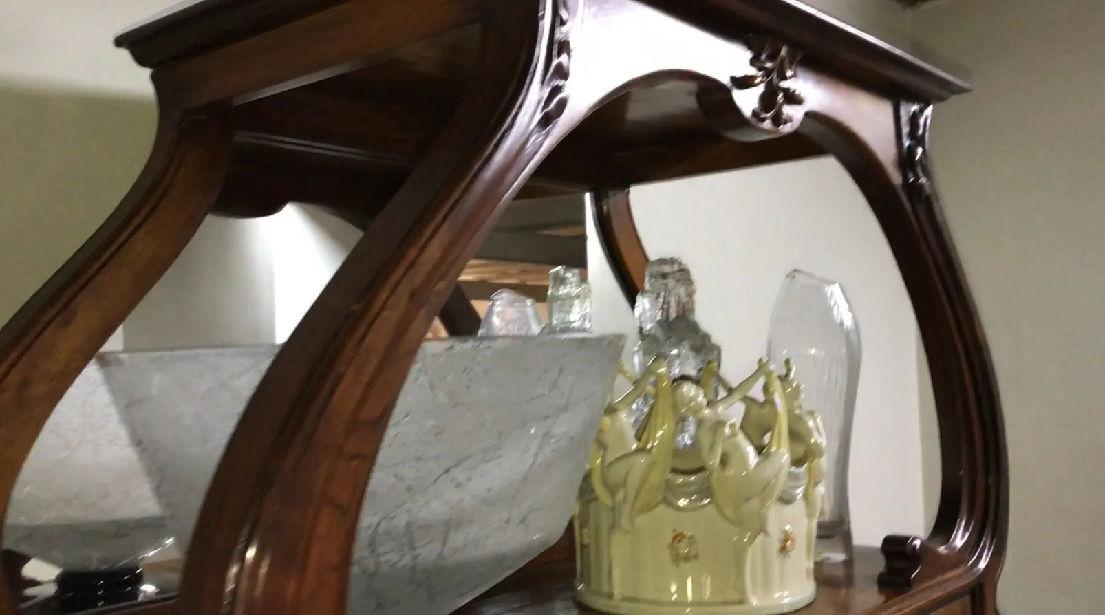 vitrine antique avec détails ornementaux et décoratifs