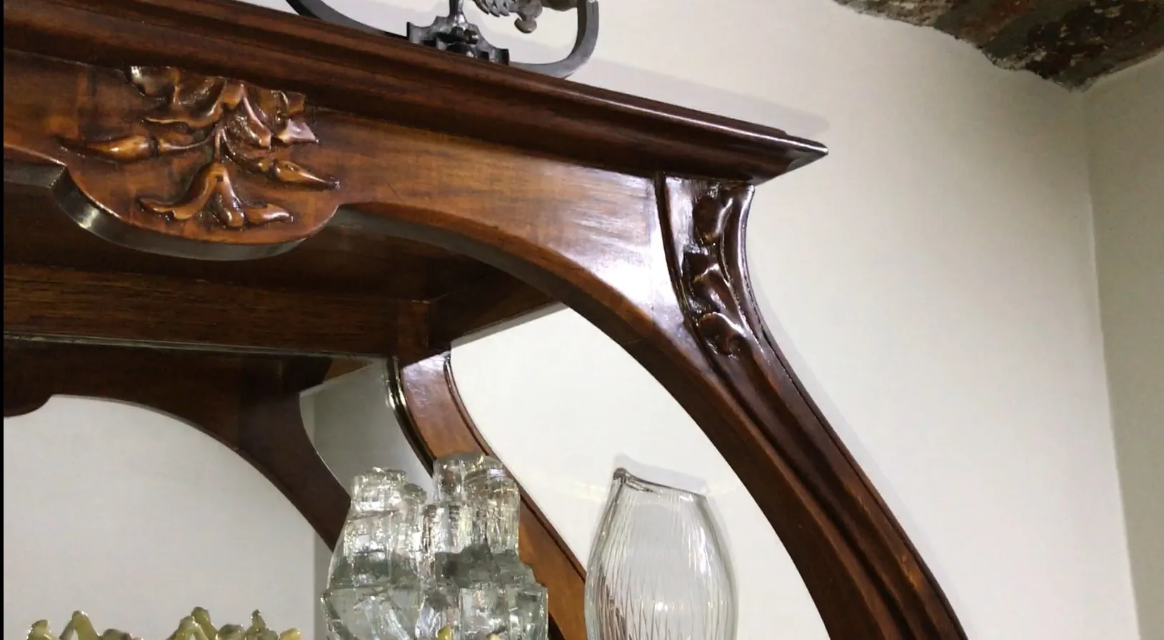 Antike Vitrine mit kunstvollen Schnitzereien und eleganter Dekoration.