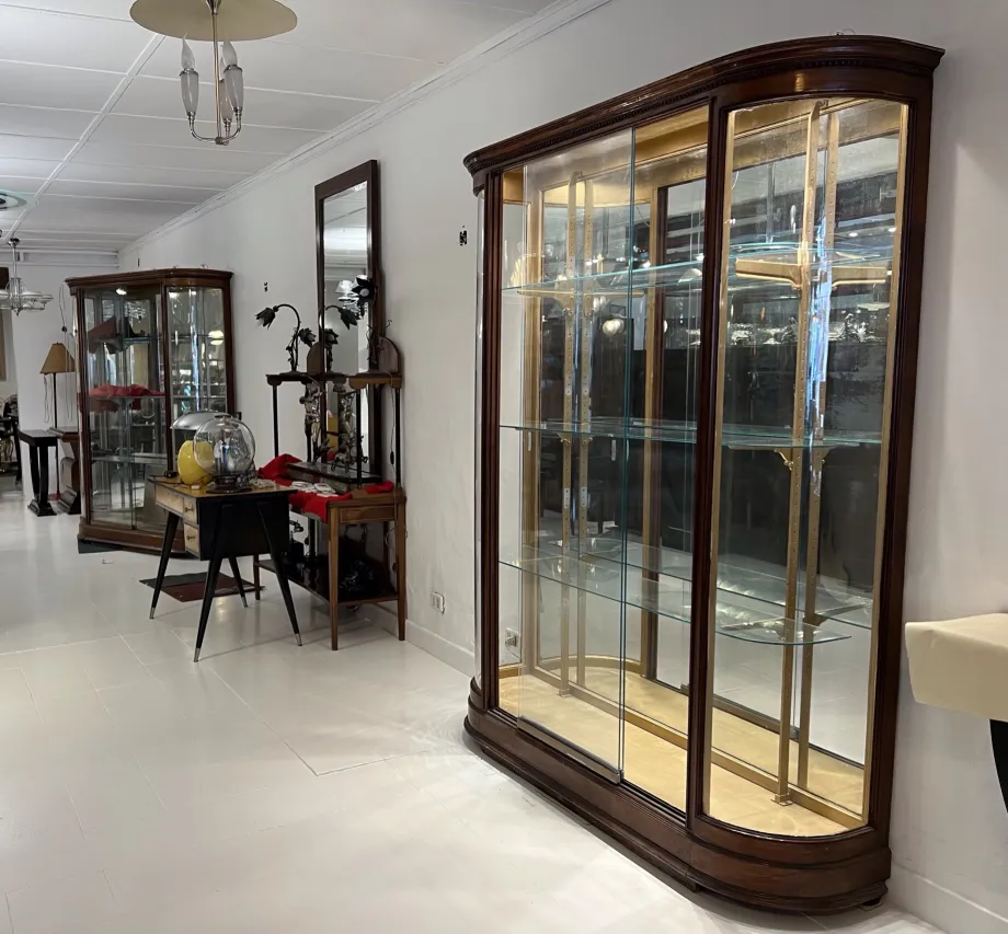 vitrine ancienne avec étagères d'exposition dans un cadre élégant