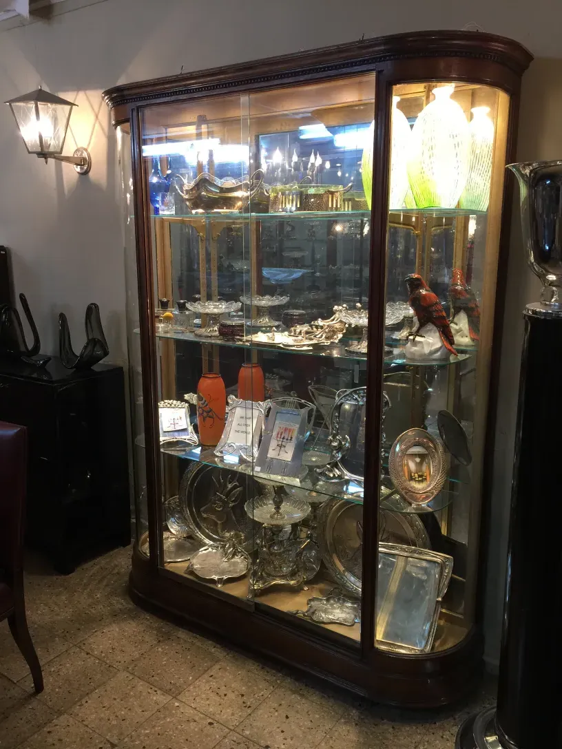 조명된 다양한 물품을 전시하는 고전적인 진열장