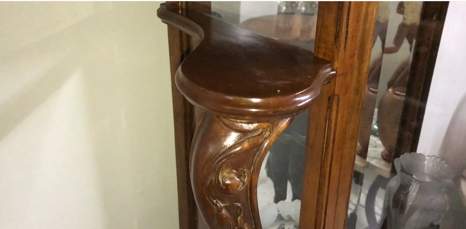 خزانة عرض قديمة مزخرفة بتفاصيل تصميم louis majorelle