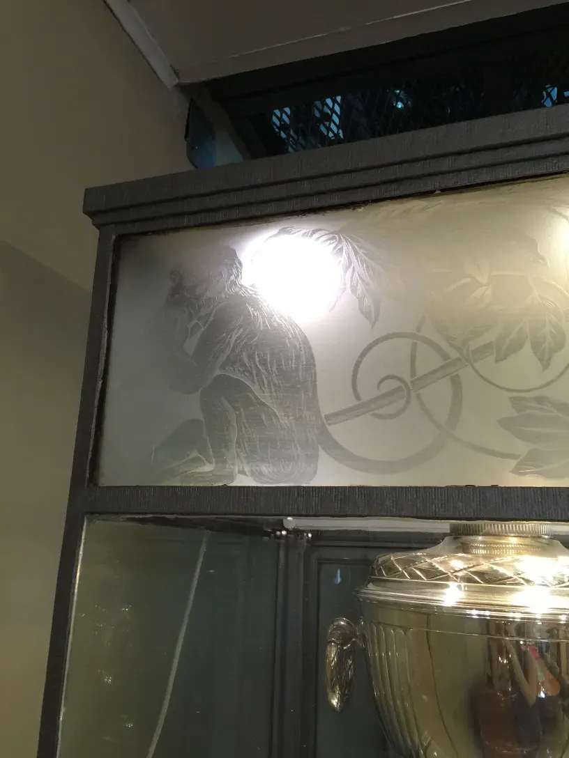 古董展柜顶部装饰细节与浅色背景