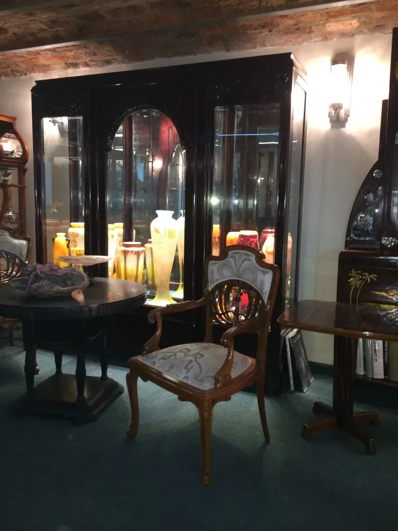 vitrina antigua con luces, exhibiendo colecciones variadas