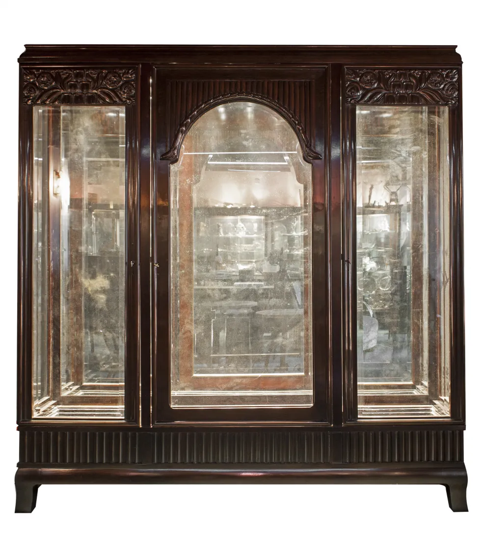 vetrina antica con porte di vetro e sculture decorative