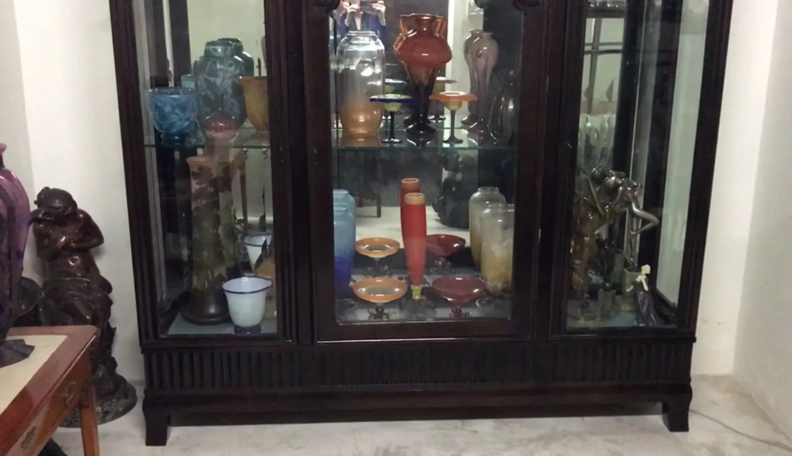 古董展示柜，里面有各种色彩丰富的物品和装饰