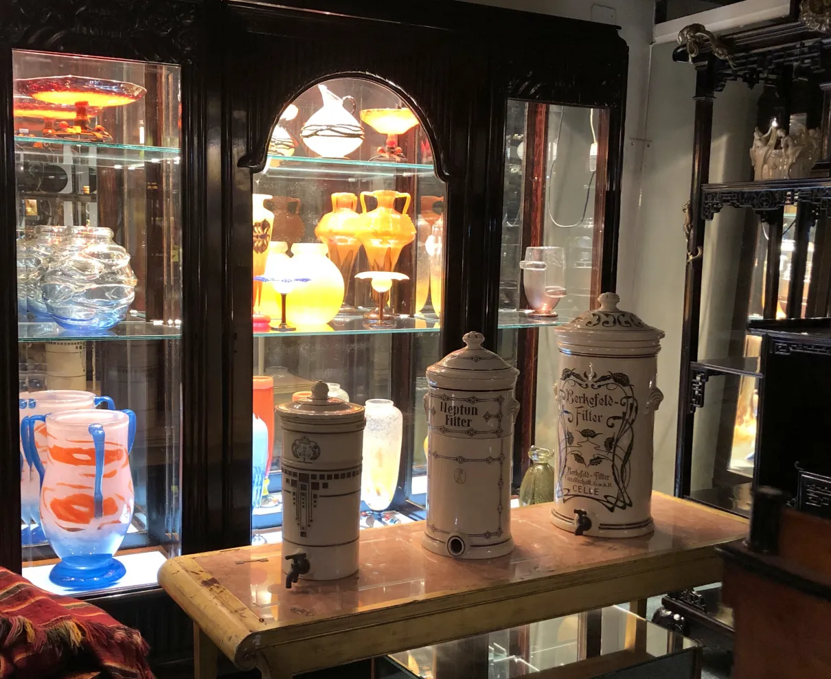 vitrine antiga exibindo itens decorativos coloridos