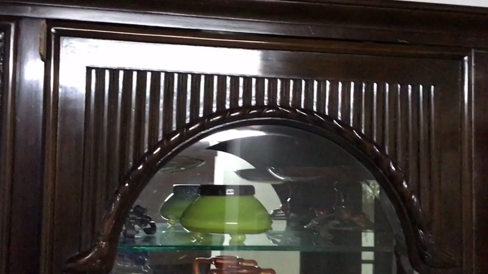 展示古董的展示柜，摆放着装饰品