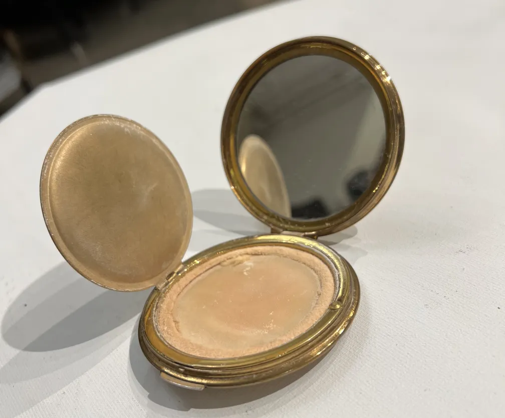 blush em pó antigo da stratton-england com espelho dourado