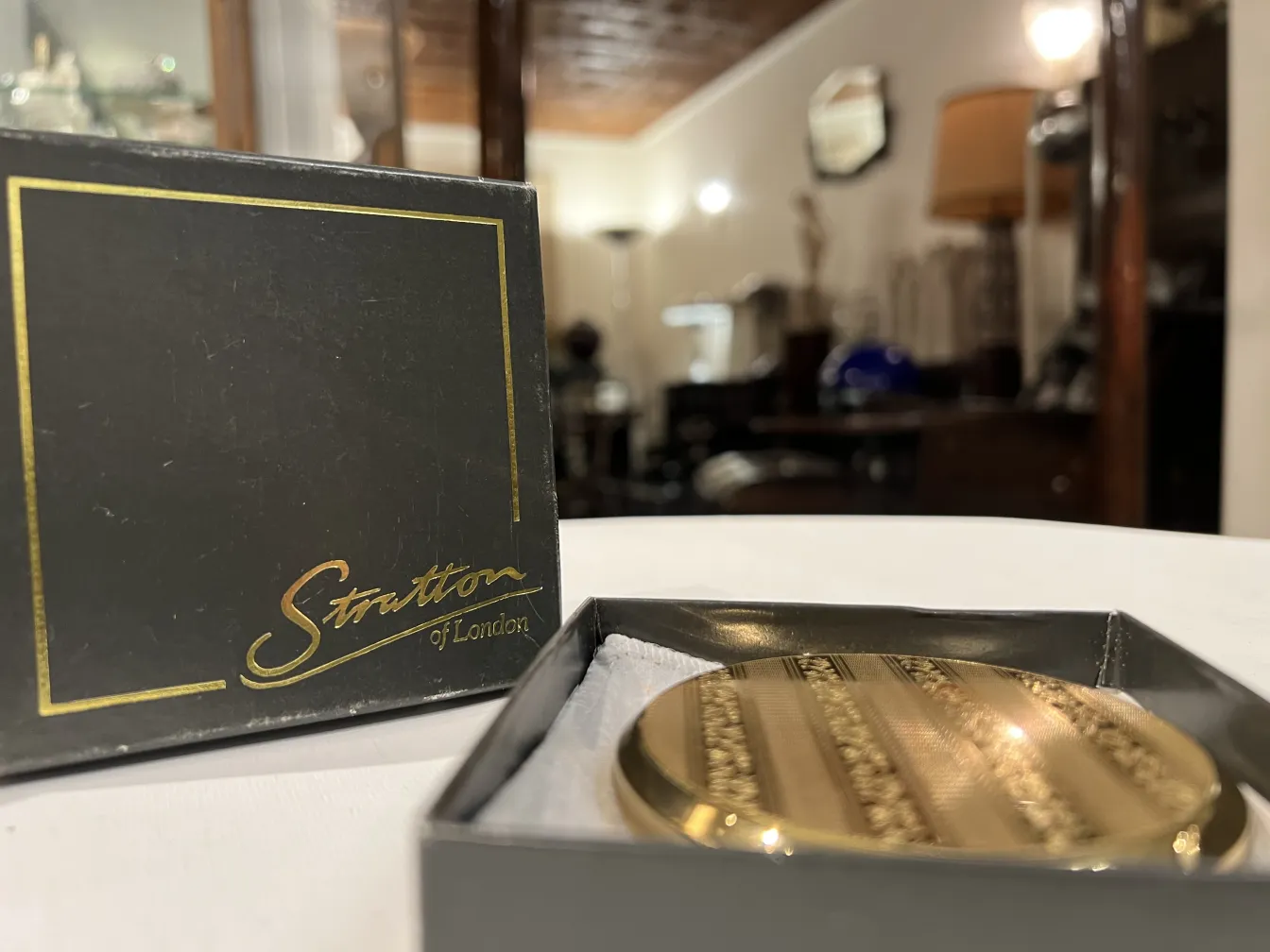 polvera antigua con diseño dorado en su interior