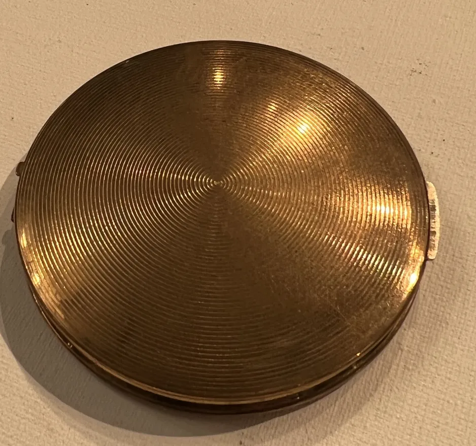 antike polvera mit goldenem finish und kreisförmigem muster