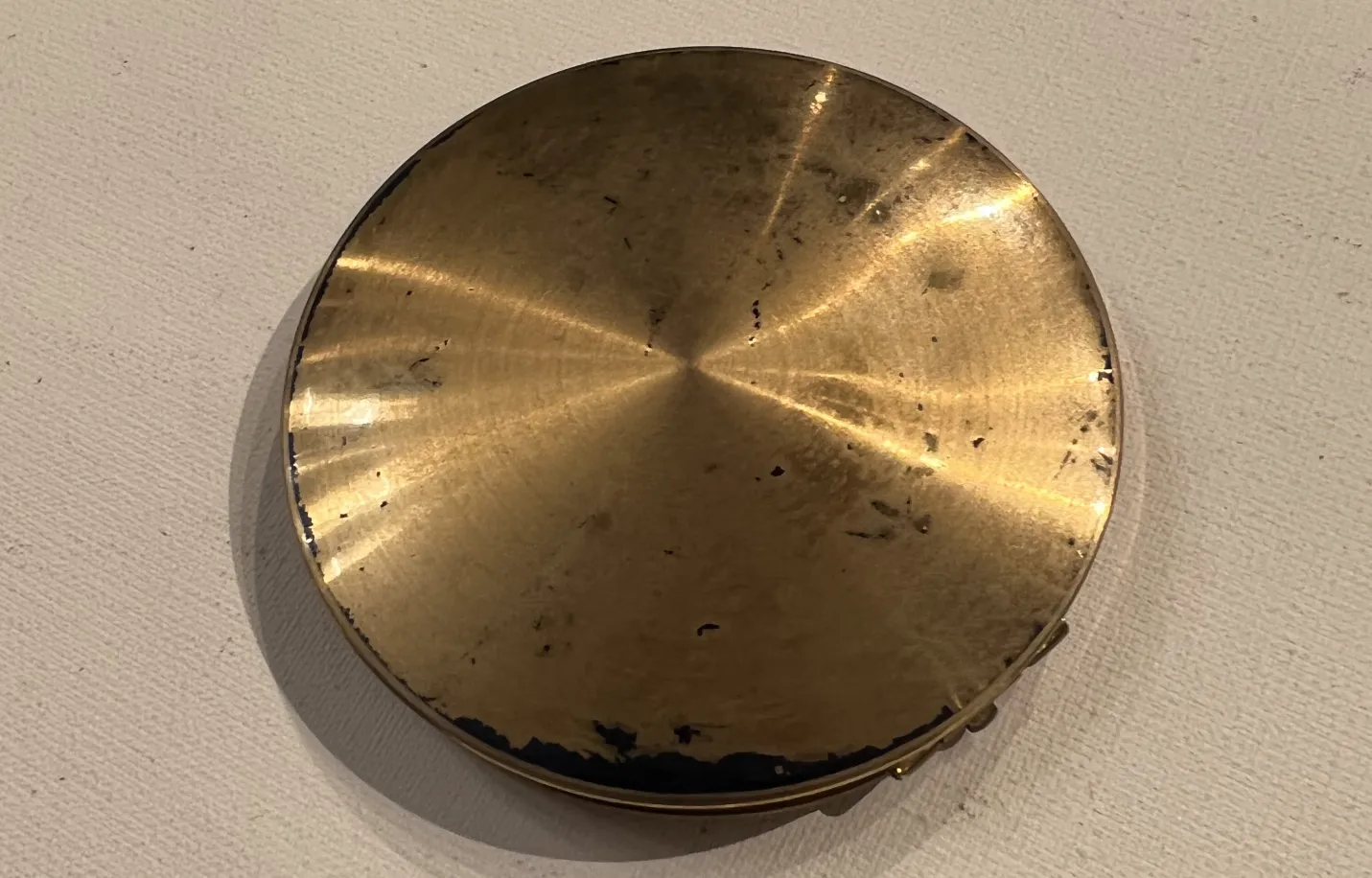 polvera antique avec brillance uniformément répartie