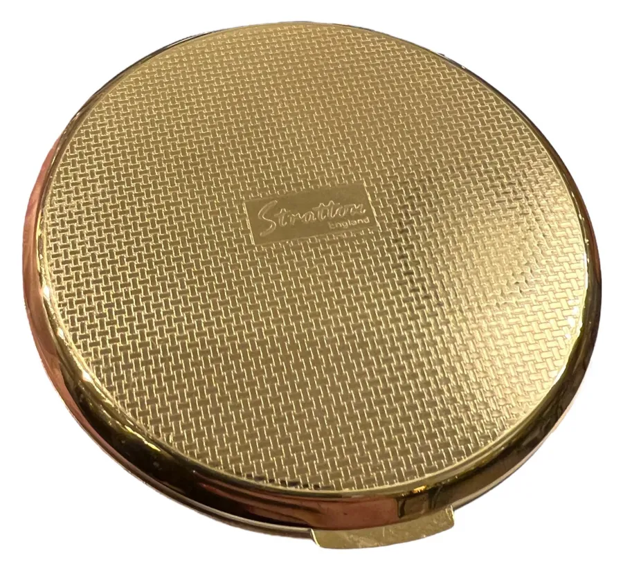 Antike goldene Polvera mit texturiertem Design und Logo