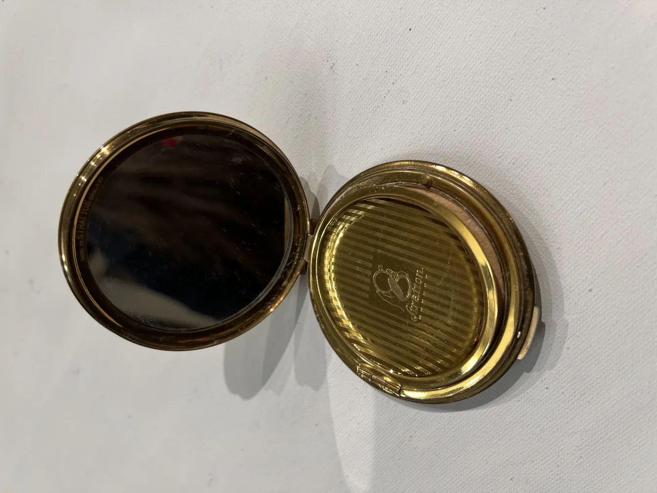 古老的腮紅盒，闭合的镜子，金色设计