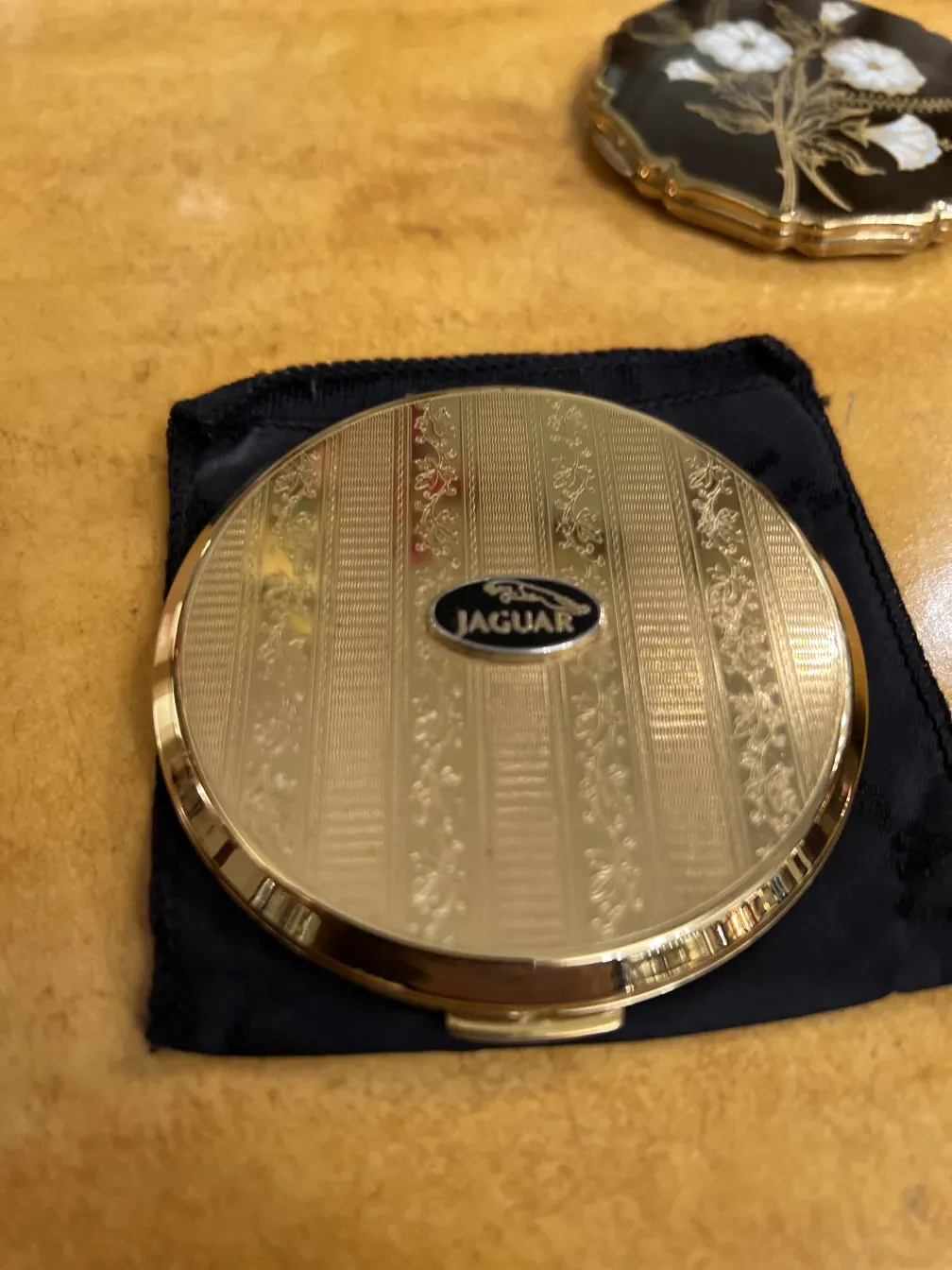 Antique compact with elegant design by Jaguar Stratton in gold color