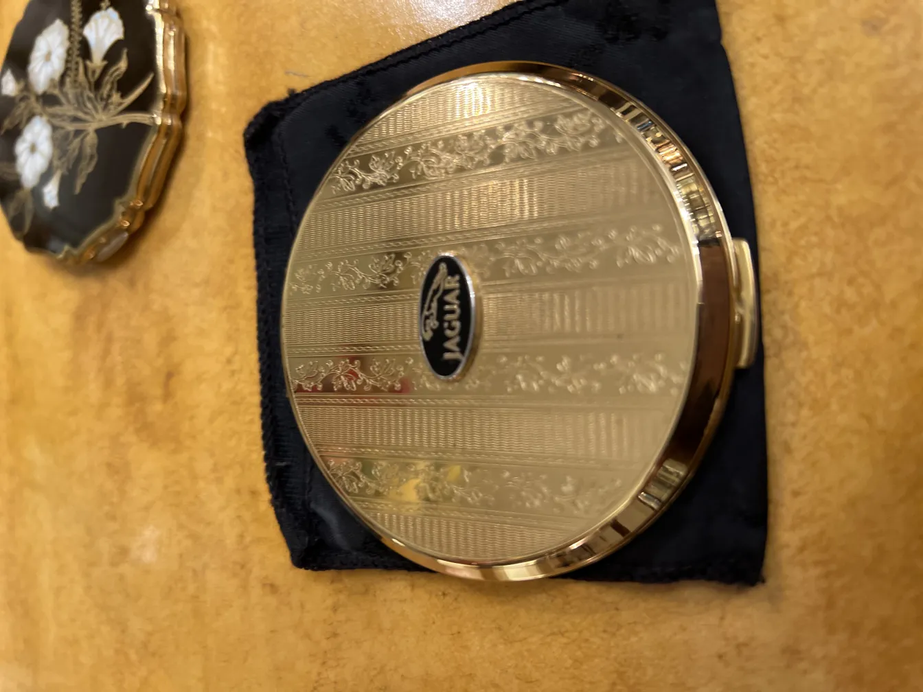 装飾的な古いコンパクト、エレガントな詳細