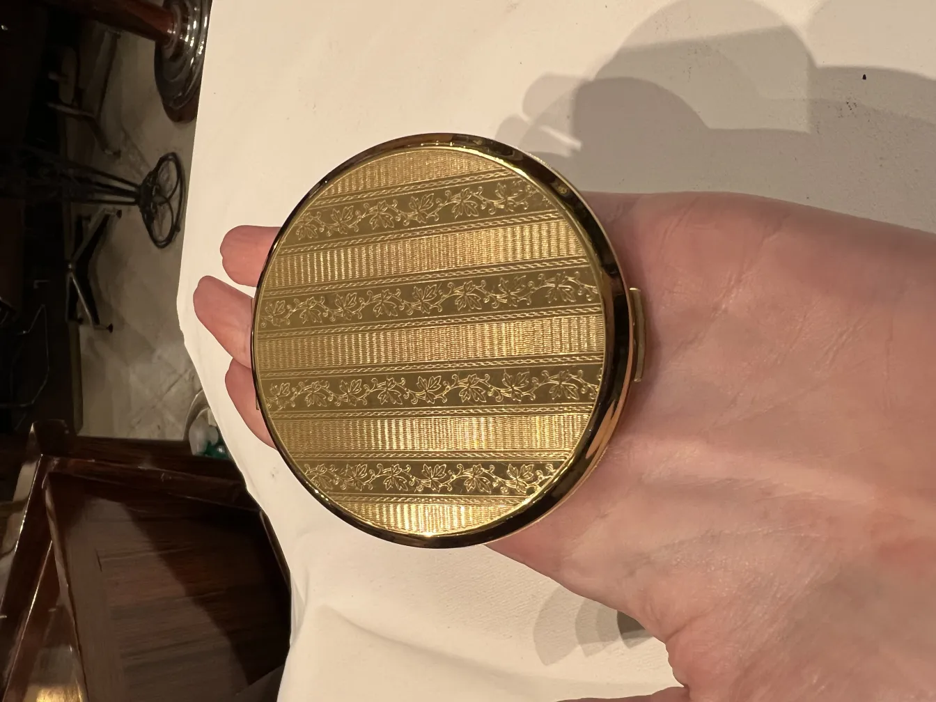 古いコンパクト花の繊細な詳細