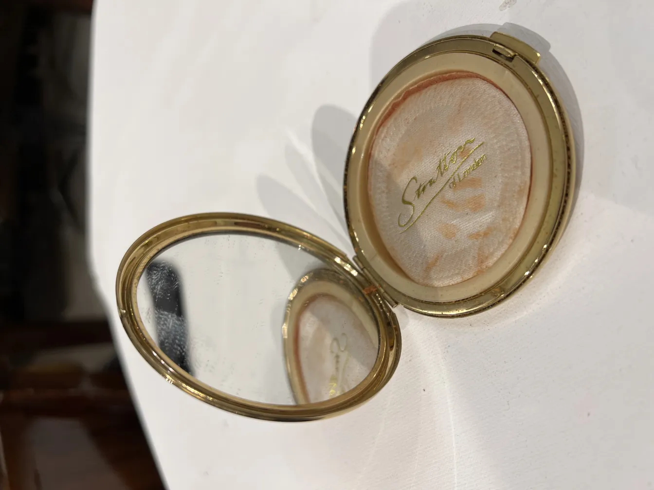 antigua polvera decorativa con espejo dorado y diseño detallado