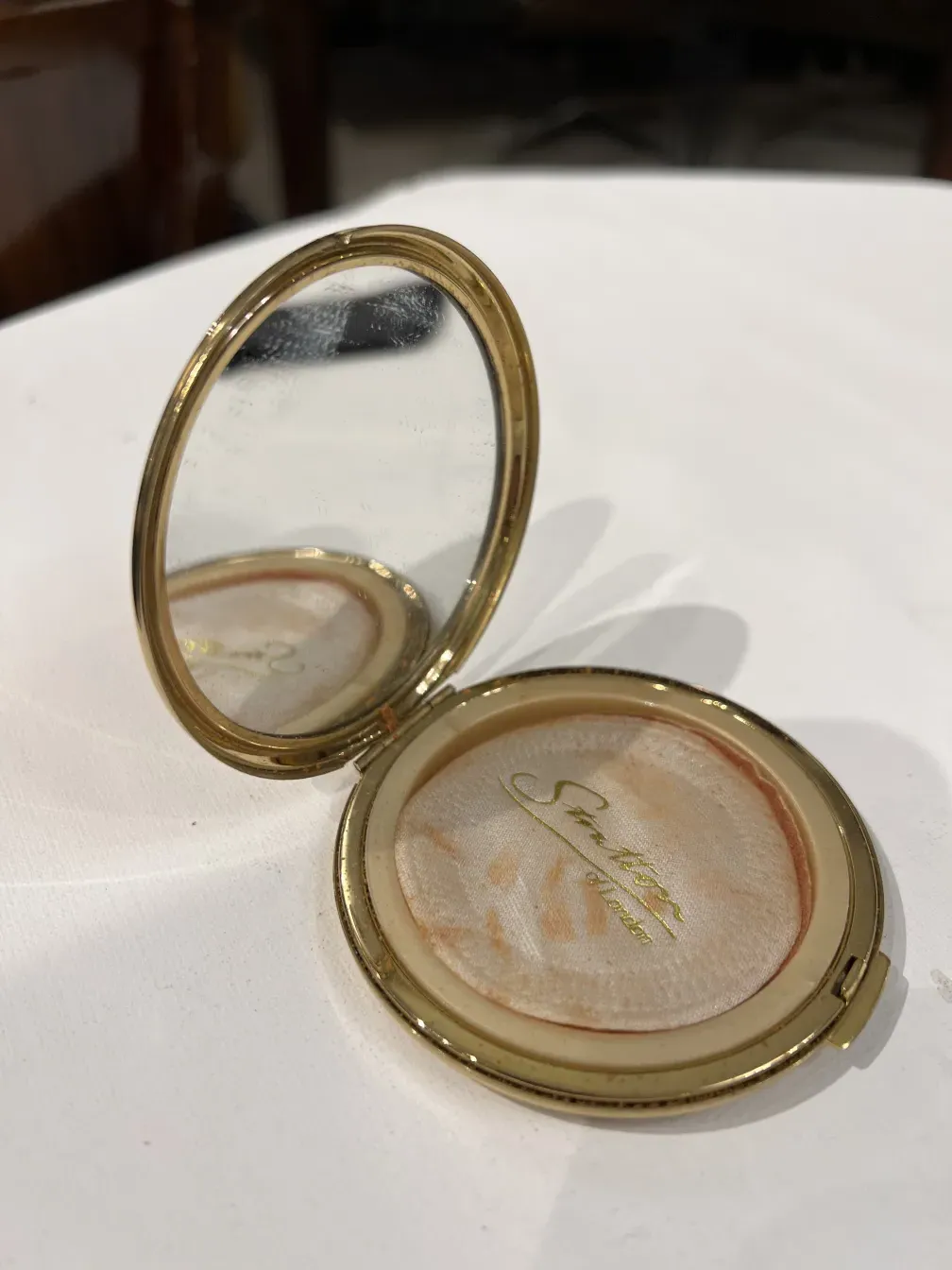 Compact ancien Jaguar Stratton avec miroir et design raffiné