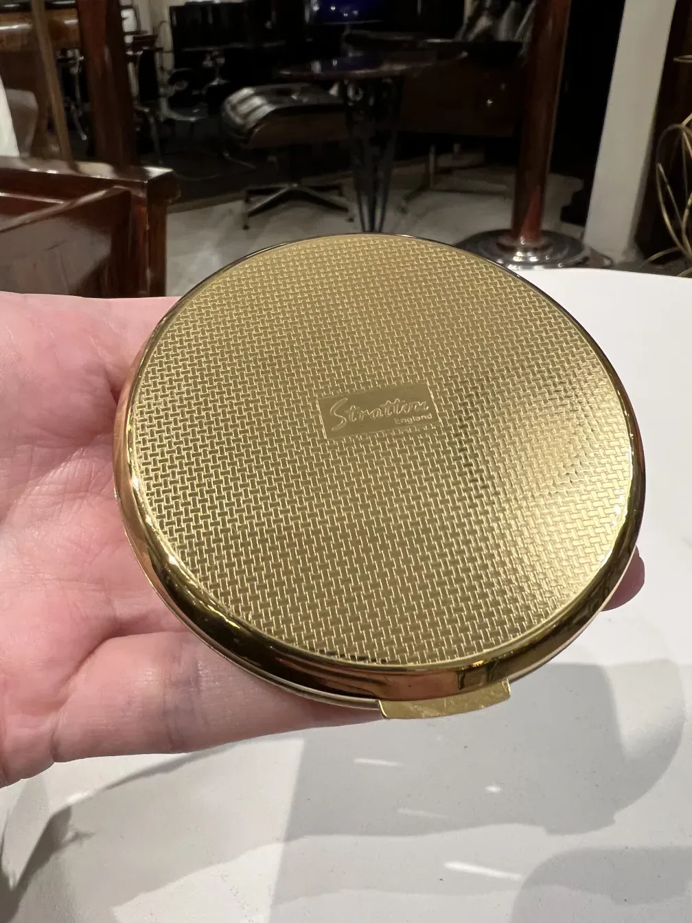 Polvera antigua de Jaguar Stratton England con diseño dorado