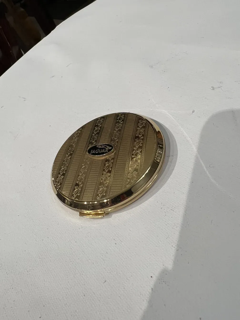 古いコンパクト jaguar stratton、金色デザイン