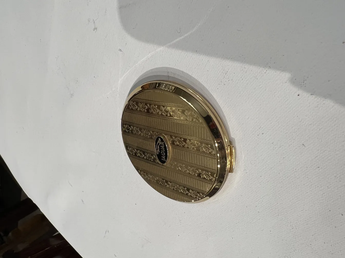 장식 디자인이 있는 골든 앤티크 컴팩트