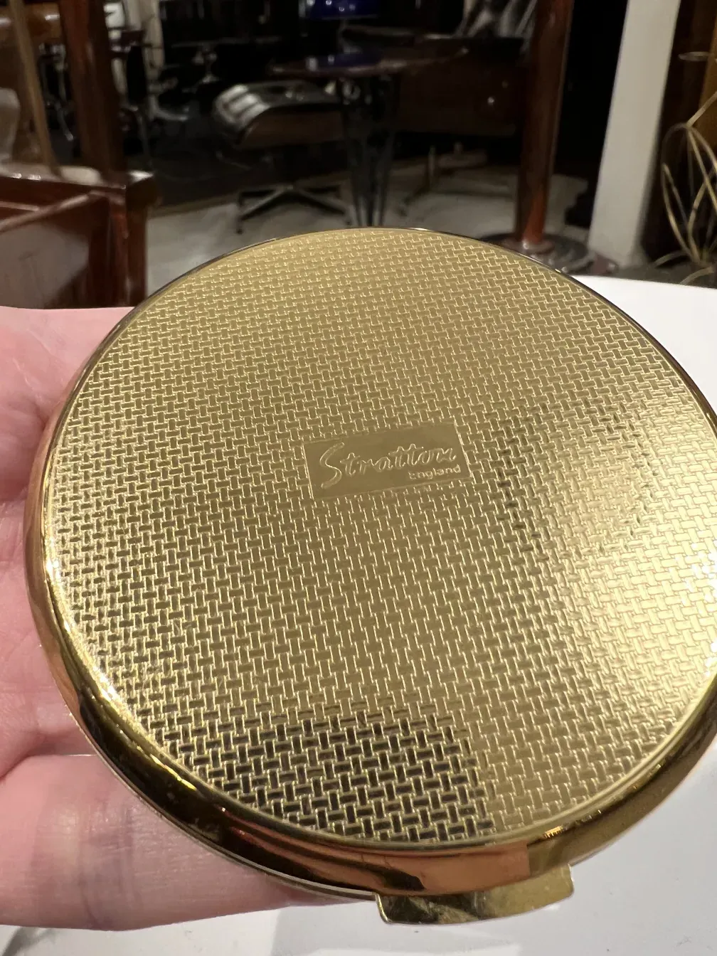 古い金色コンパクト、メッシュテクスチャーとロゴ付き