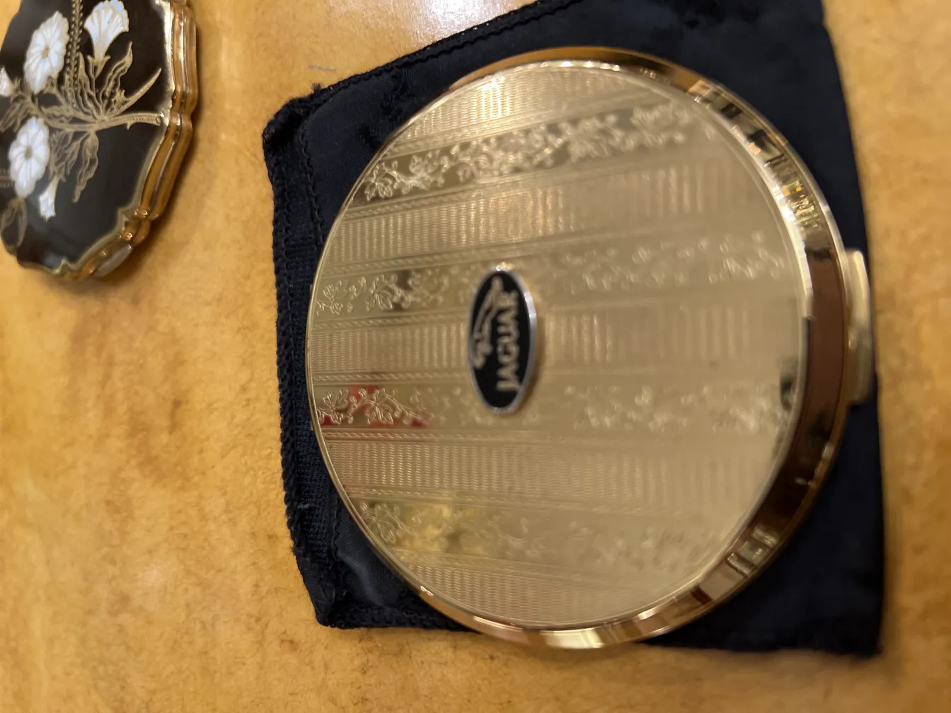 polvera antiga com lindo design dourado, ambiente aconchegante