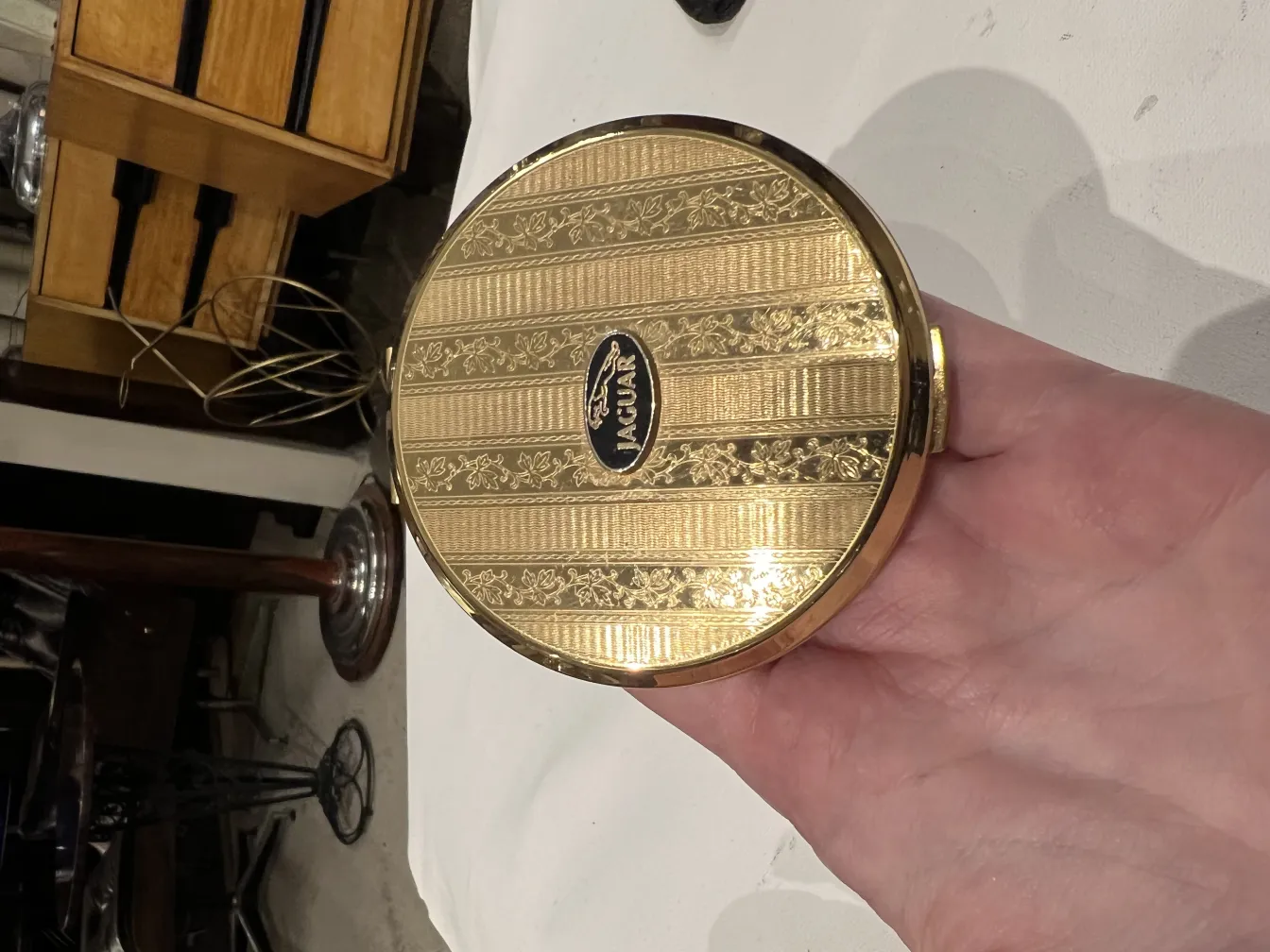antike goldene polvera mit dekorativen gravuren auf dem deckel