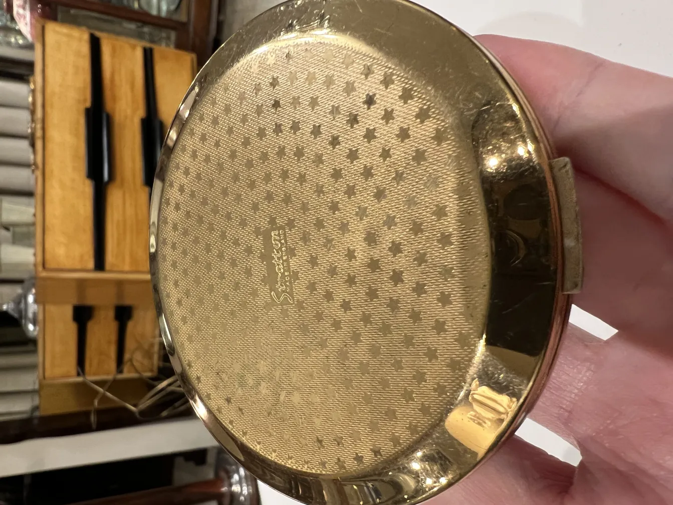 fard à joues ancien avec motif décoratif