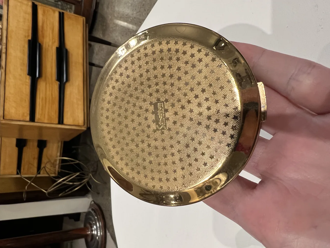 Polvera antica con design decorativo e dettagli visivi