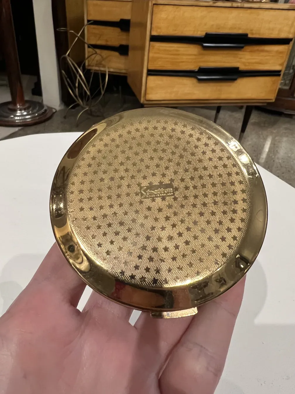 古いコンパクト stratton england 手に、ゴールドデザイン