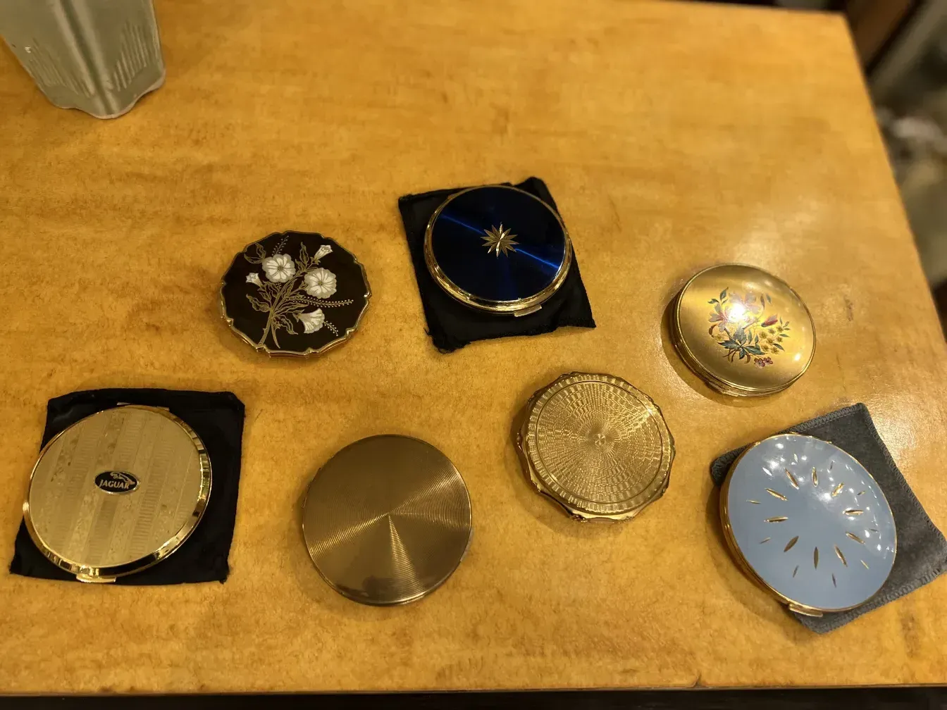 고대의 폴베라 jaguar stratton 꽃 디자인 나무 테이블에