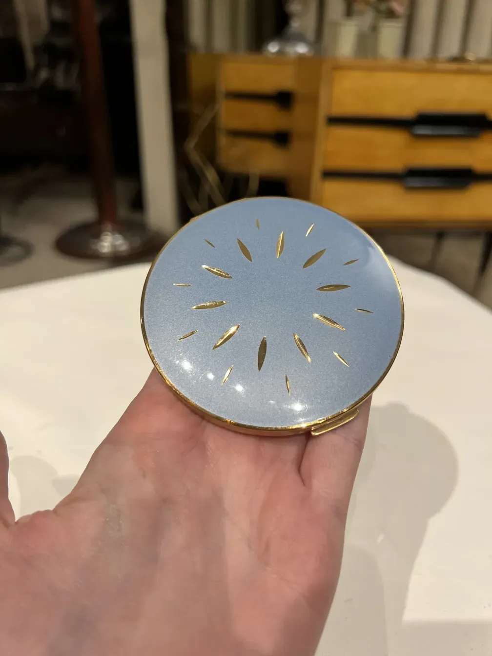 polvera antiga com design azul e dourado, stratton england