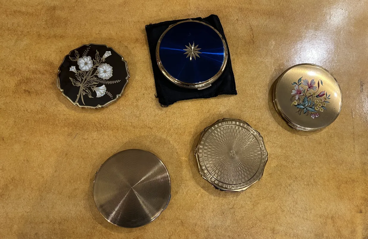 علبة أحمر الخدود قديمة بتزيينات زهور ملونة، أنيقة