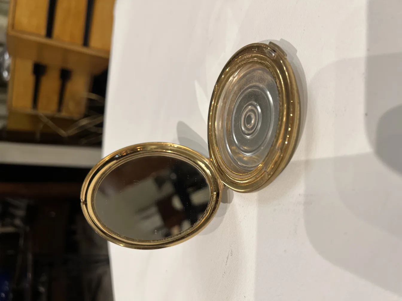Polvera ancienne avec miroir rond, élégante et décorative