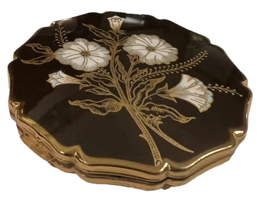 compatti antichi con design floreale sul coperchio