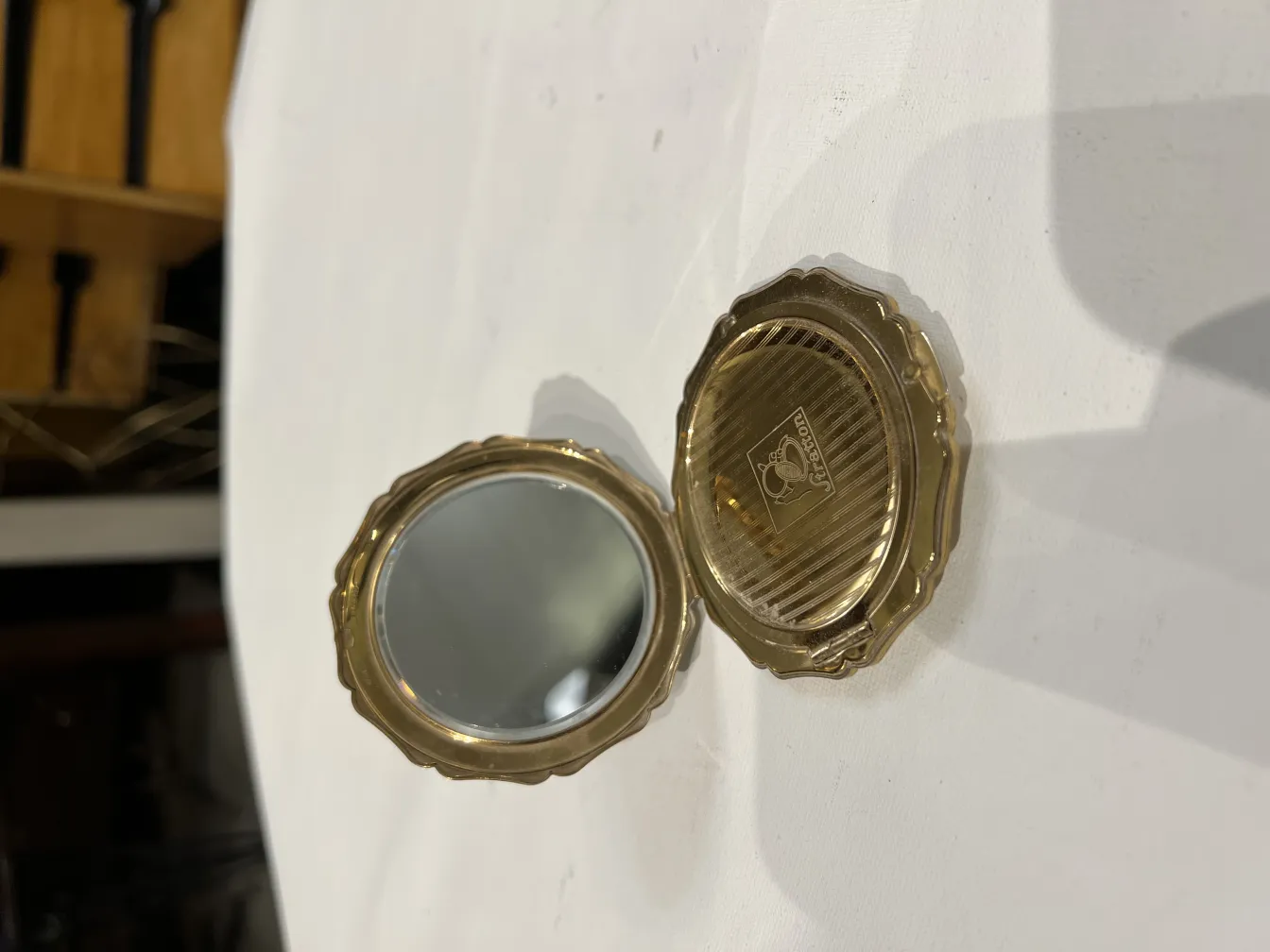 pó compacto antigo com espelho, decorações douradas, estilo clássico