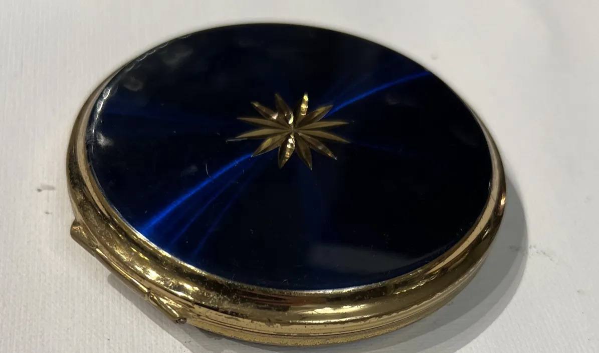 fard à joues ancien avec un design bleu brillant et des ornements