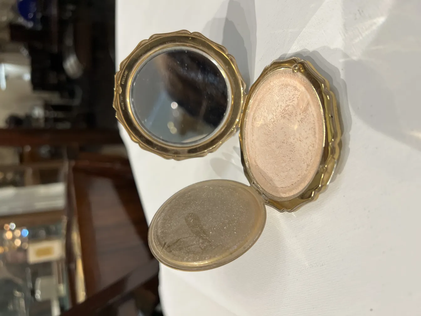 Antike Polvera mit Spiegel und Makeup-Puder